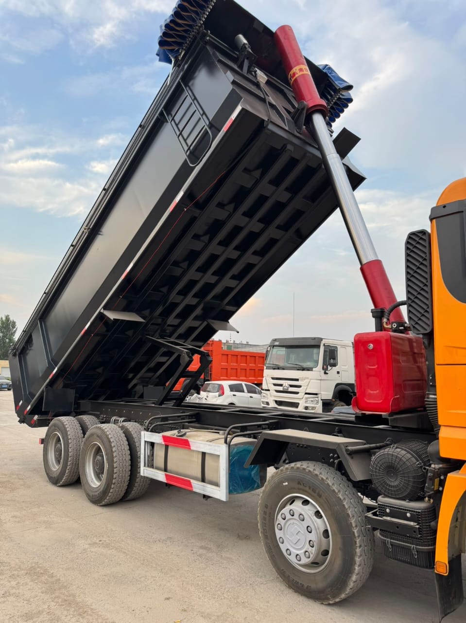 
								Shacman X3000 dump truck full									