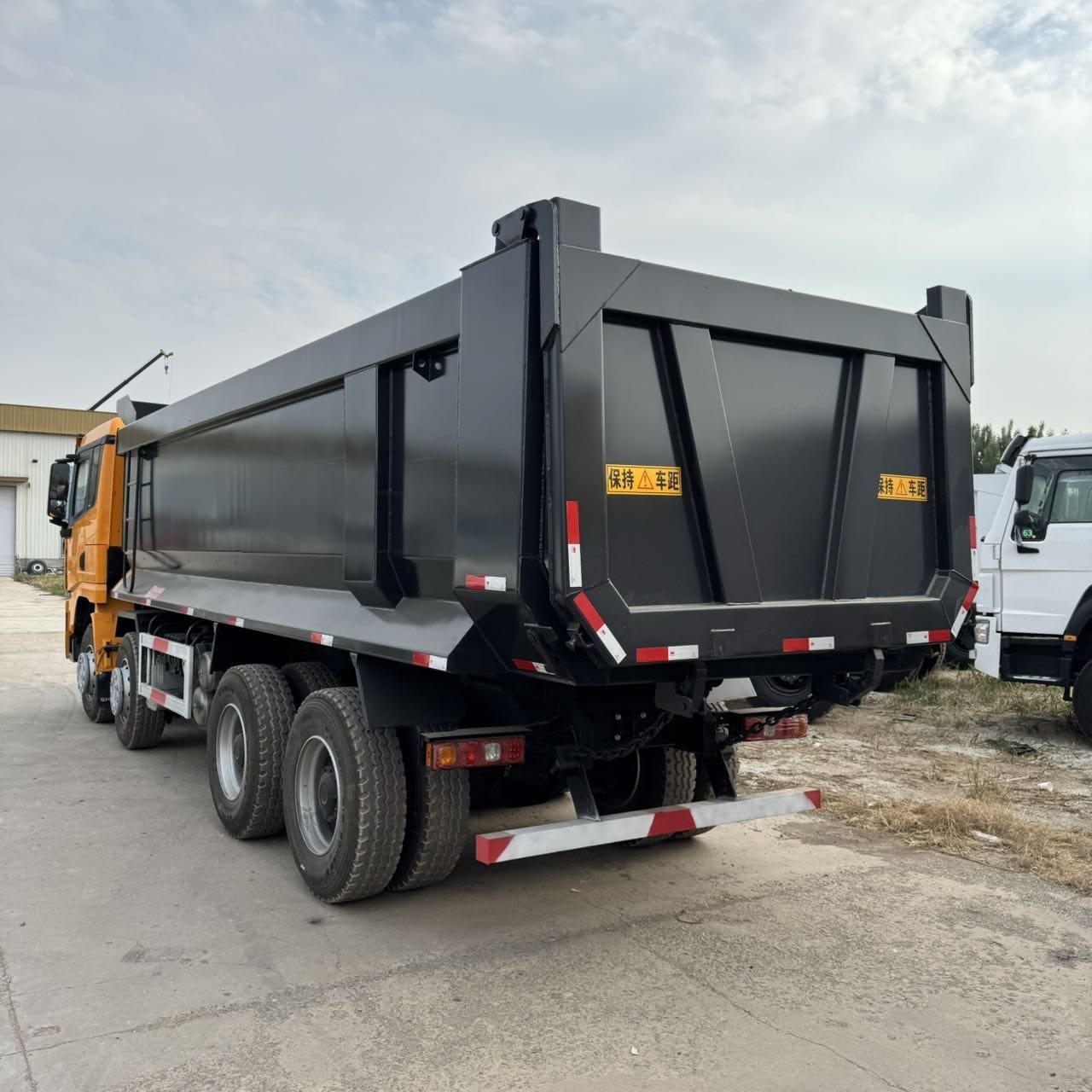 
								Shacman X3000 dump truck full									