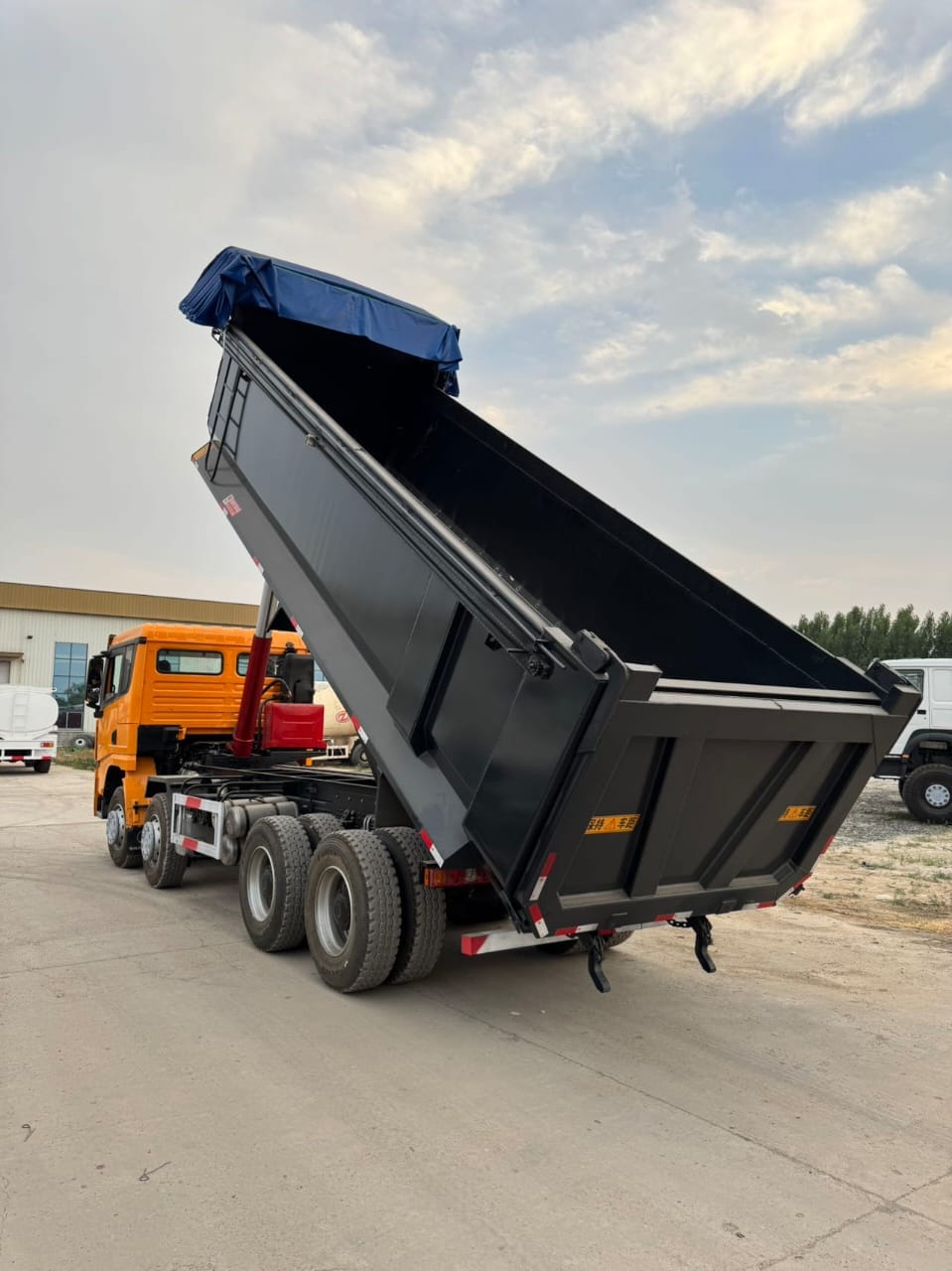 
								Shacman X3000 dump truck full									