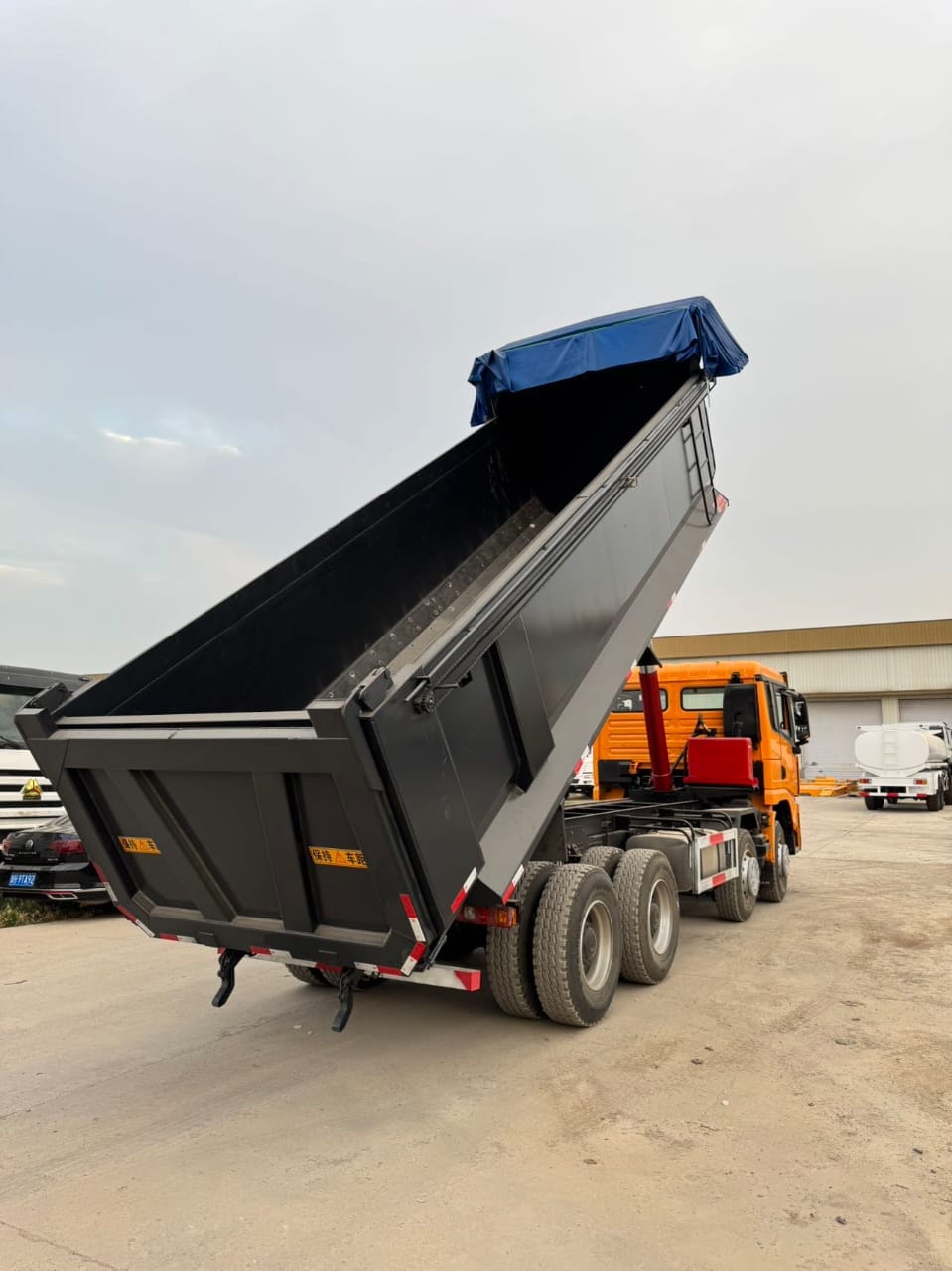 
								Shacman X3000 dump truck full									