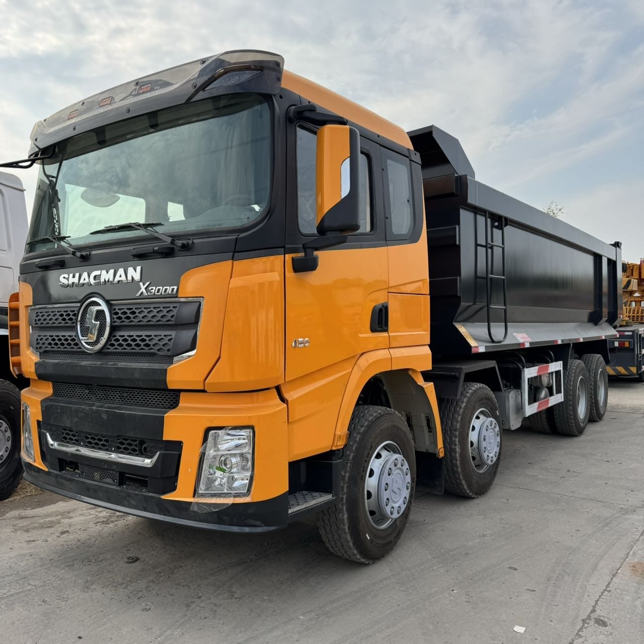 
								Shacman X3000 dump truck full									