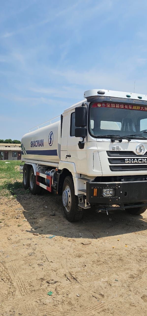 
								Shacman water truck full									