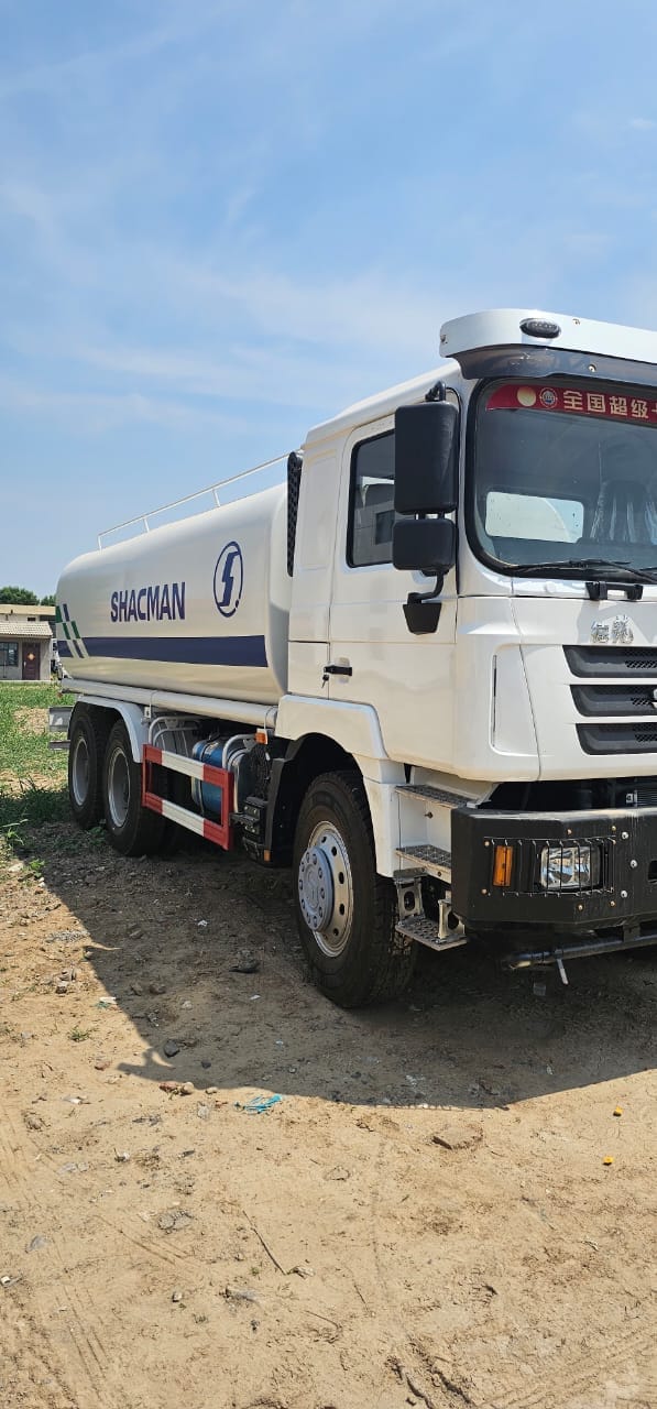 
								Shacman water truck full									