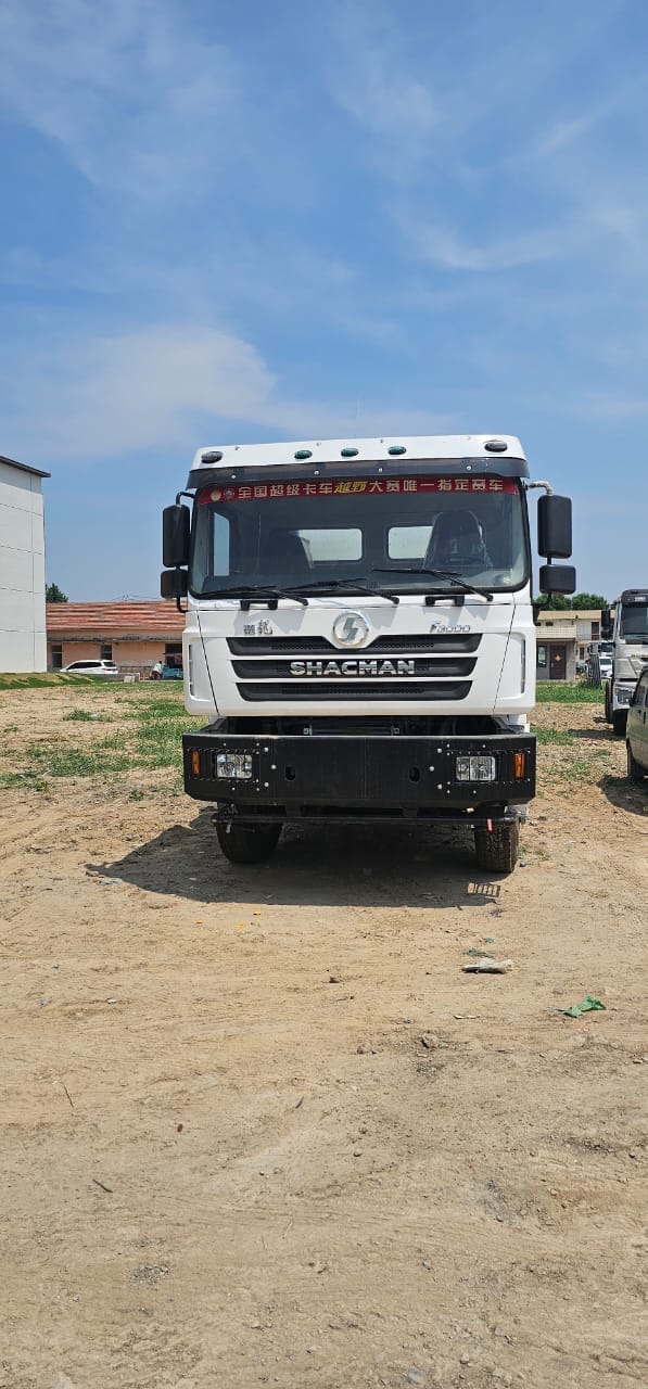 
								Shacman water truck full									