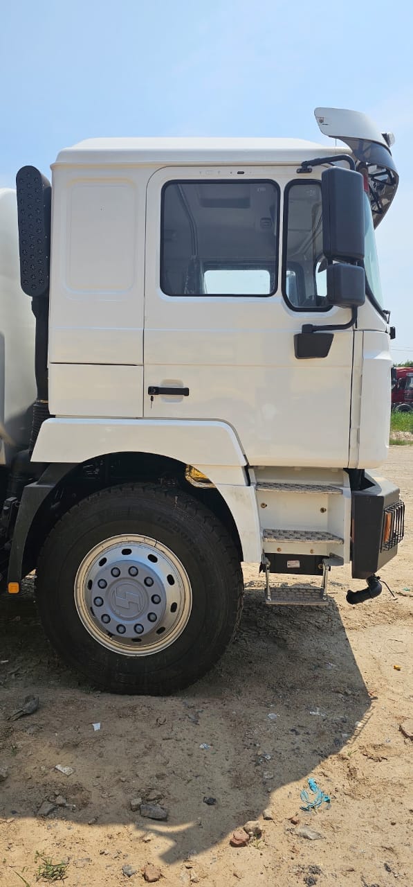 
								Shacman water truck full									