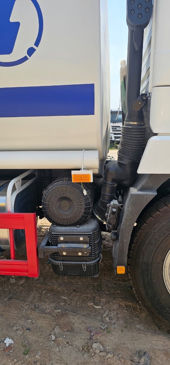 
								Shacman water truck full									