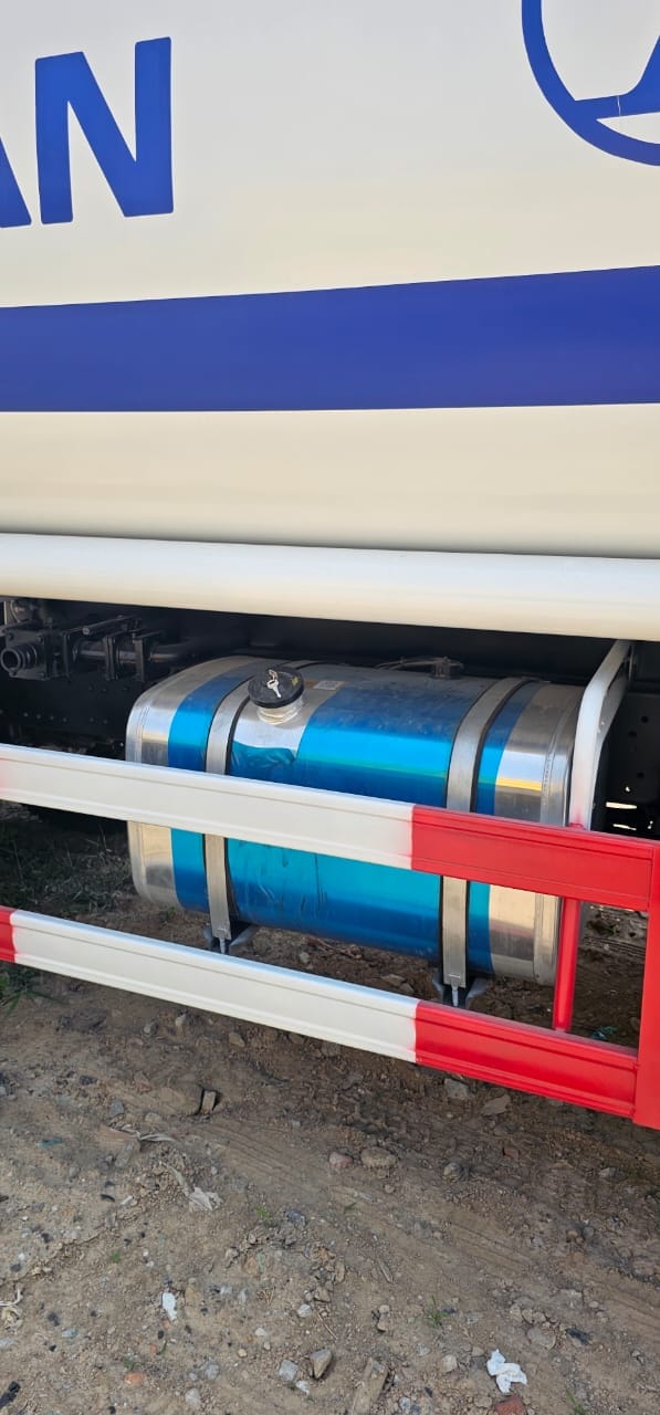 
								Shacman water truck full									