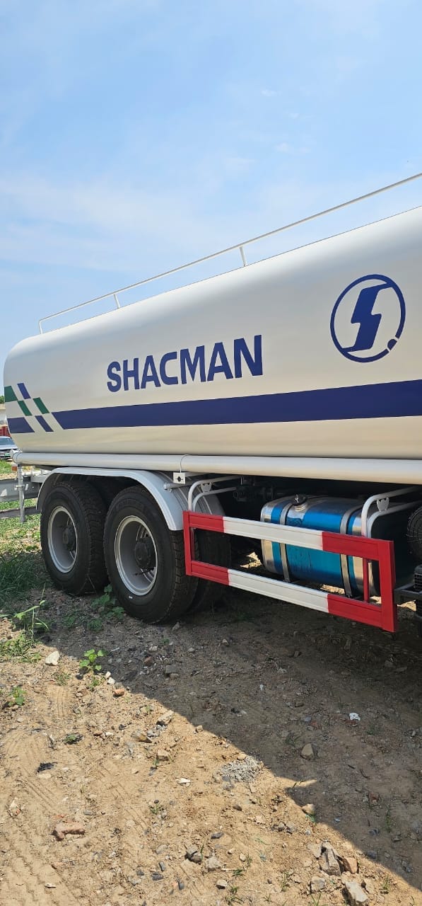 
								Shacman water truck full									