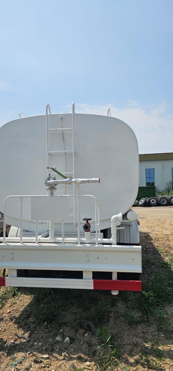 
								Shacman water truck full									