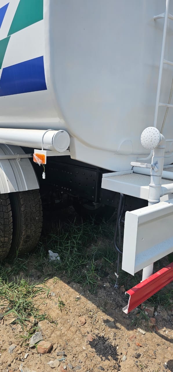 
								Shacman water truck full									