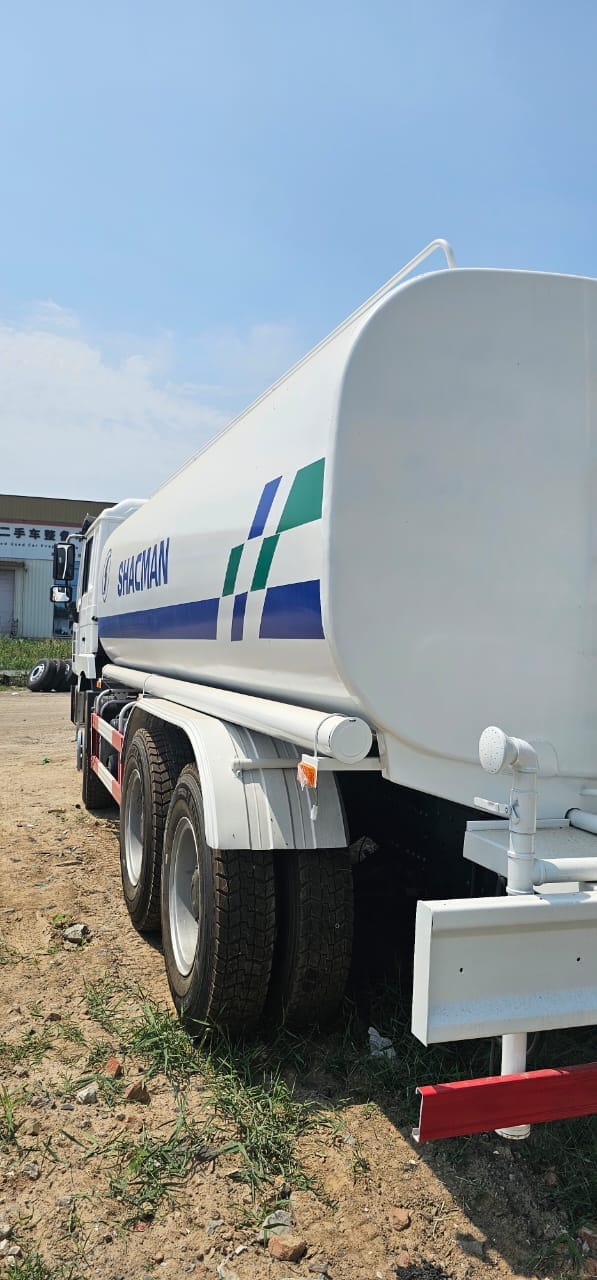 
								Shacman water truck full									