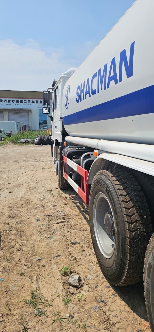 
								Shacman water truck full									