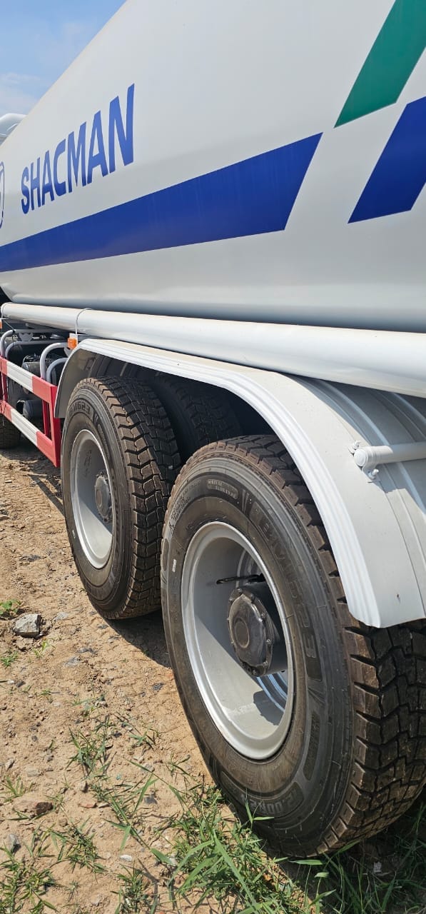
								Shacman water truck full									