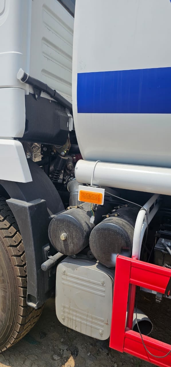 
								Shacman water truck full									