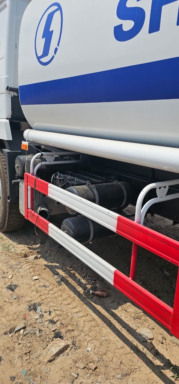 
								Shacman water truck full									