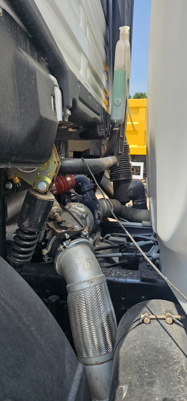 
								Shacman water truck full									