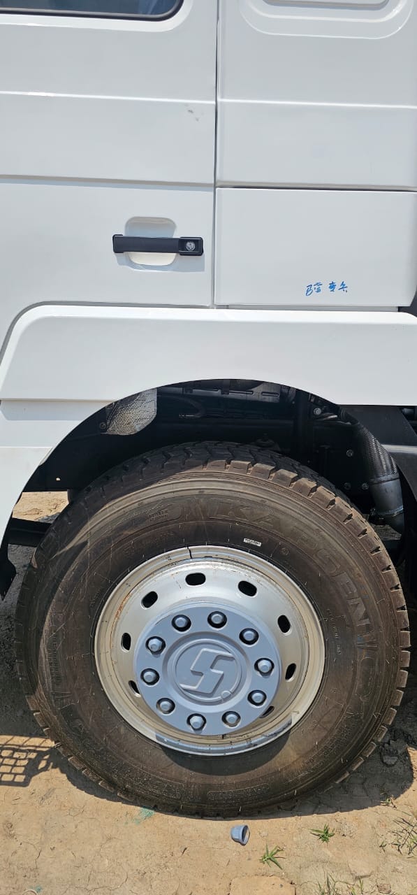 
								Shacman water truck full									