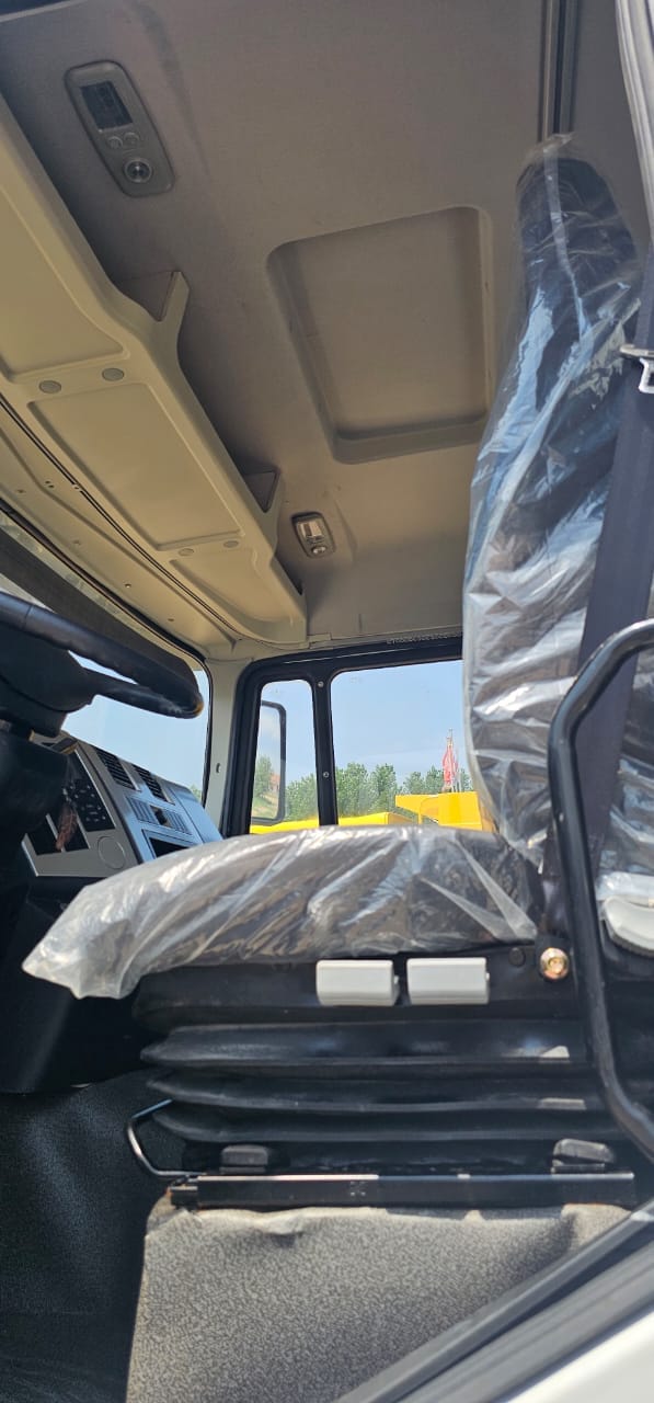
								Shacman water truck full									
